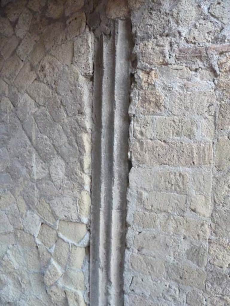 Ins. V 35, Herculaneum, September 2015. Embedded tufa columns in east wall of entrance corridor, or fauces 13.
